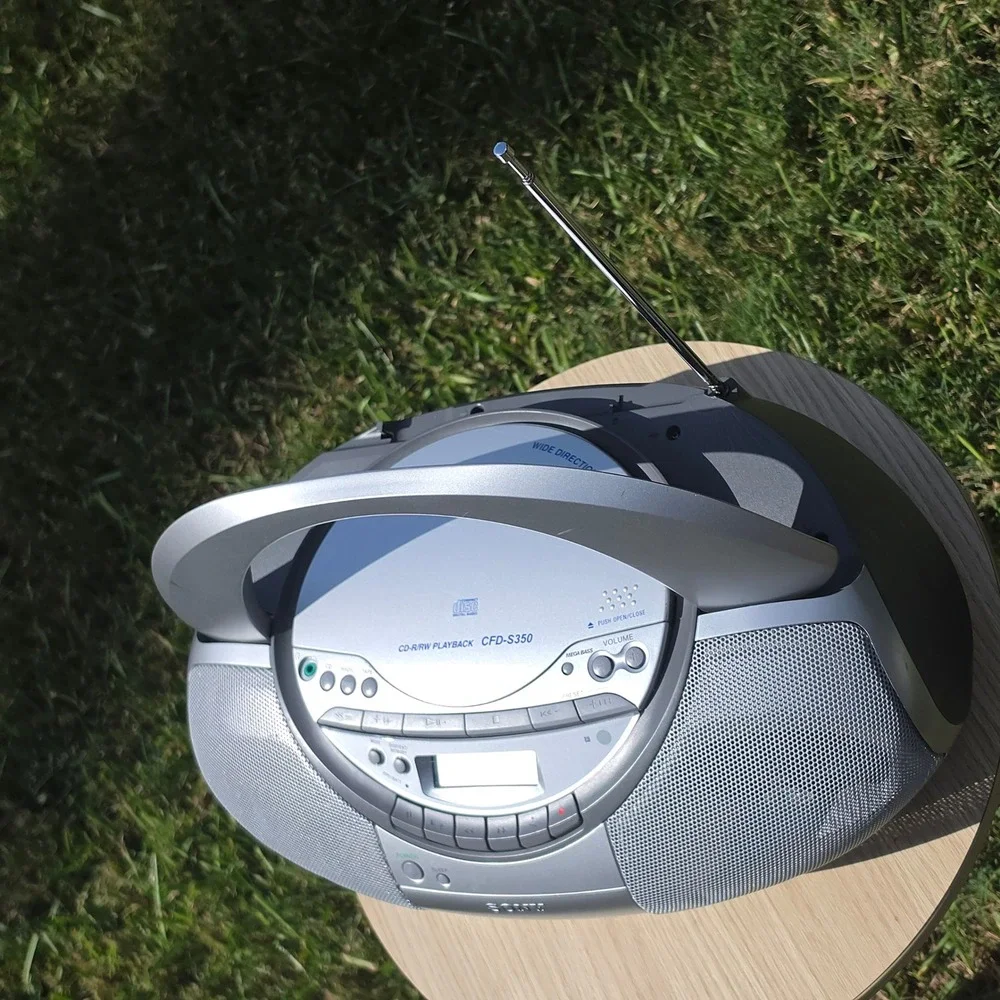 Sony CFD-S350 Portable CD Radio Cassette Boombox Silver Mega Bass cd no work.